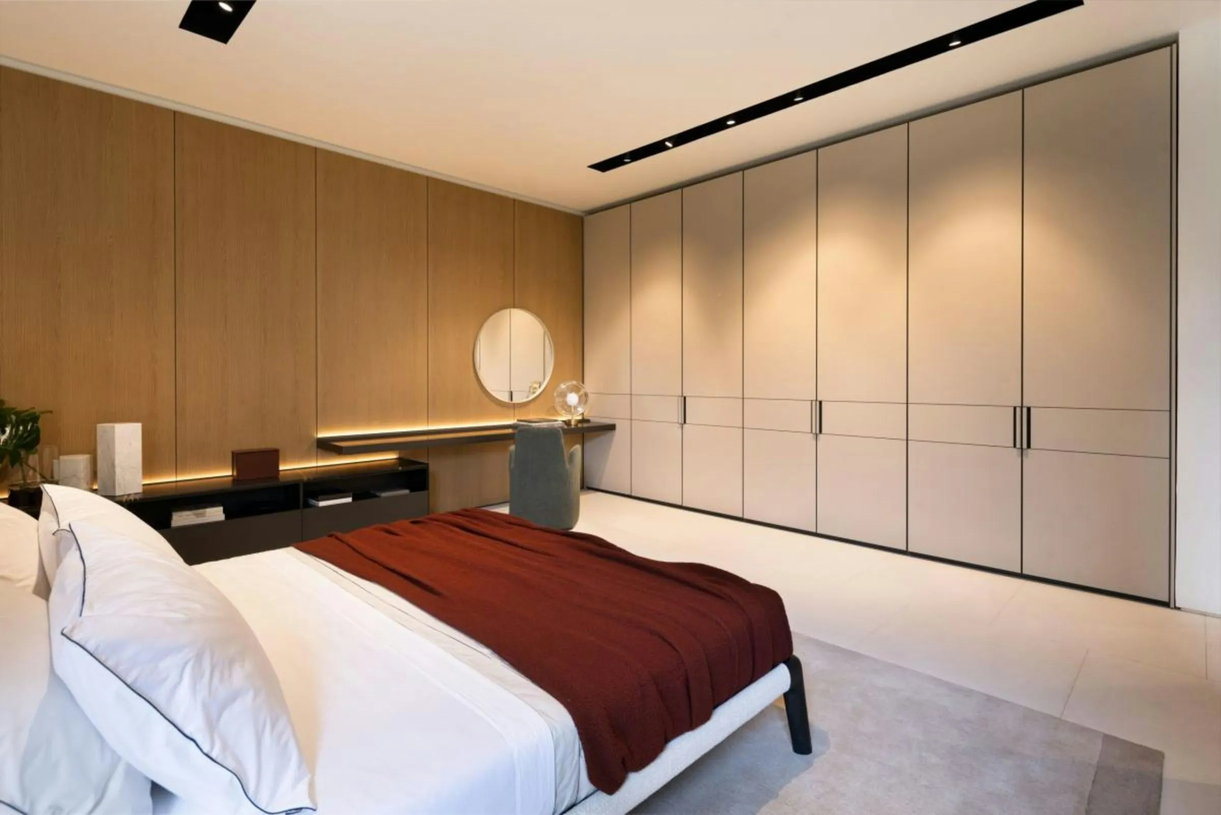 Referensi kamar tidur kayu walnut dengan cermin bulat dan lemari built-in