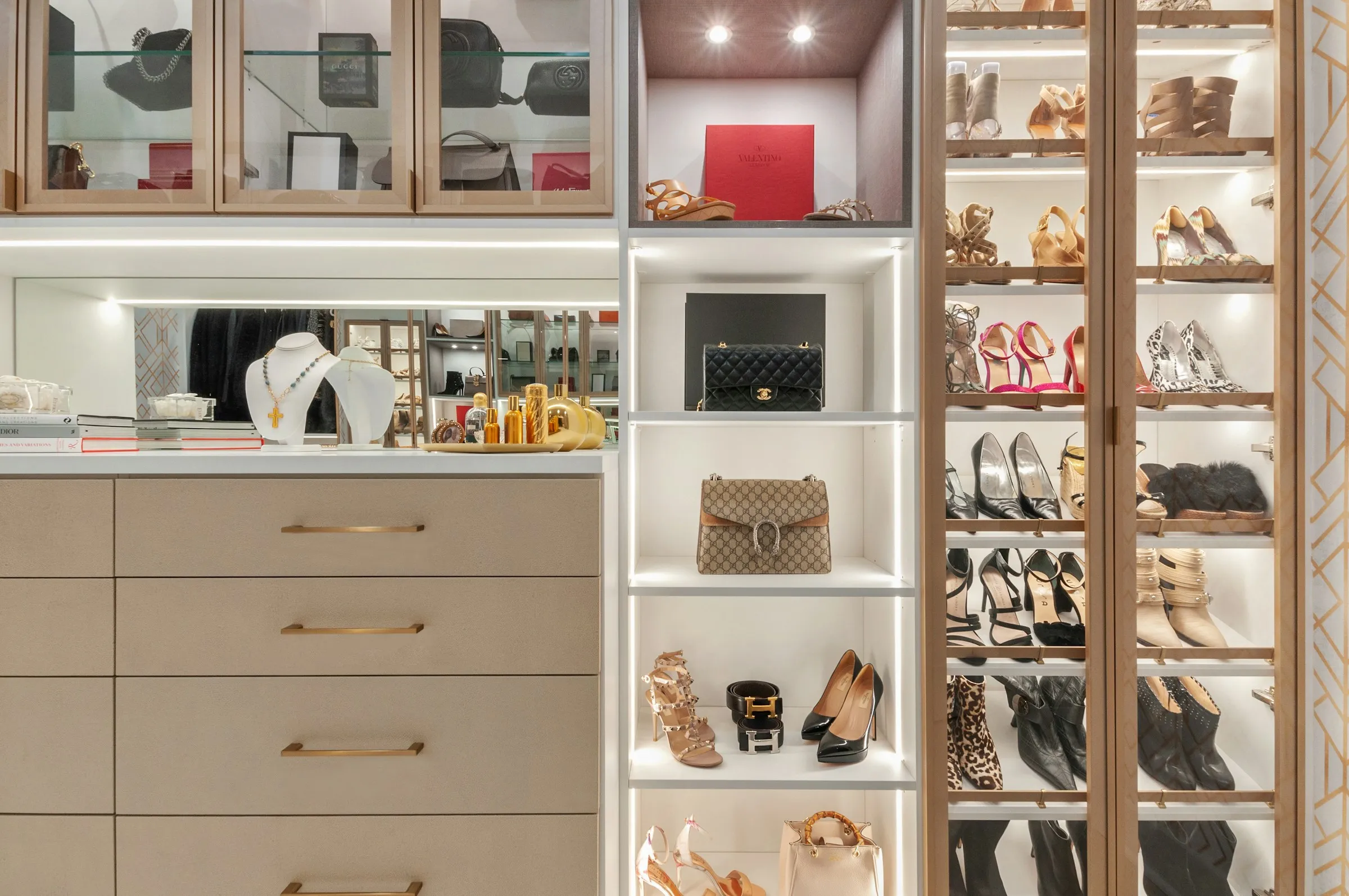 Referensi walk-in closet bergaya butik dengan rak kaca