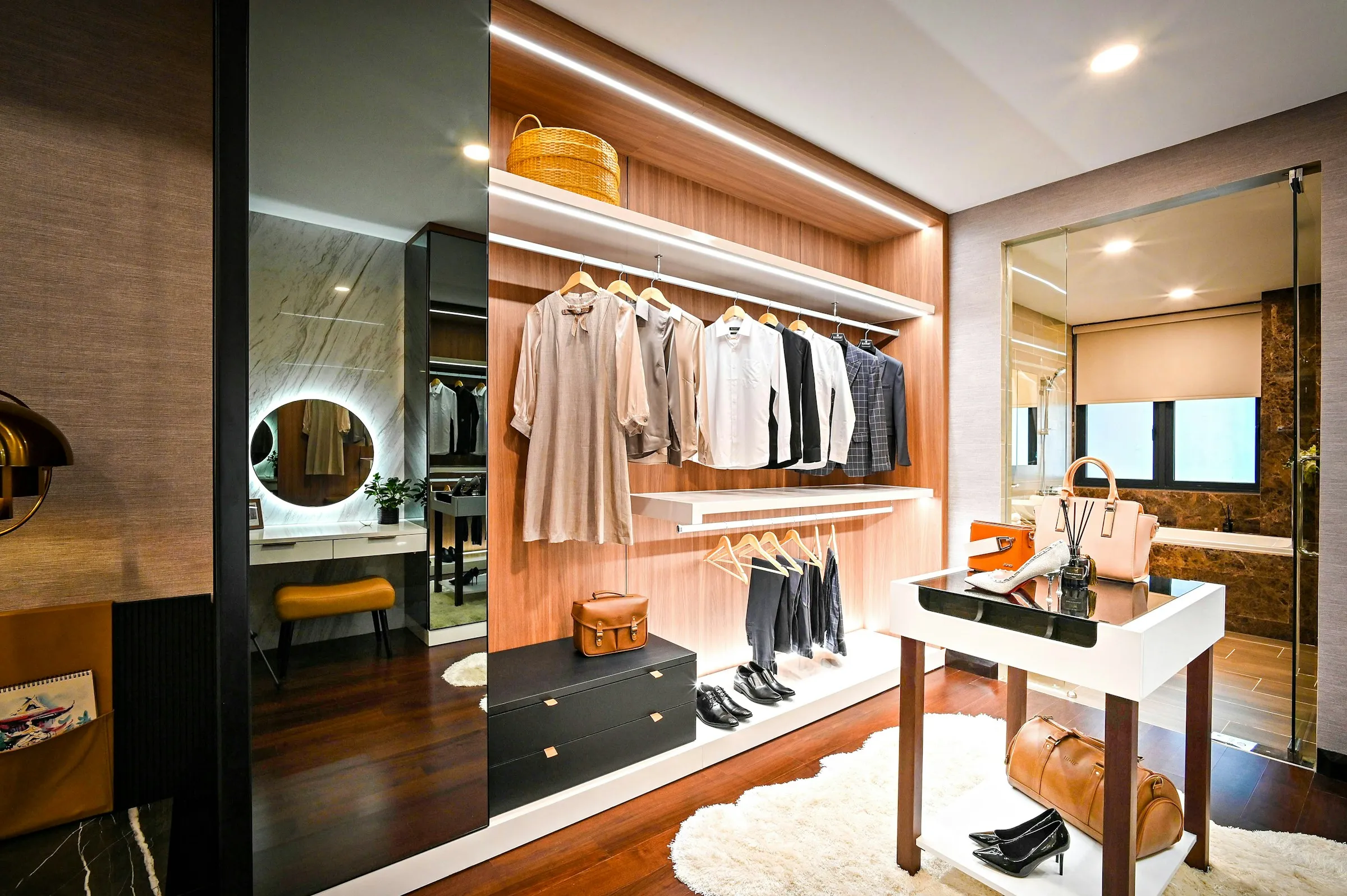 Referensi walk-in closet kayu hangat dengan aksen marmer