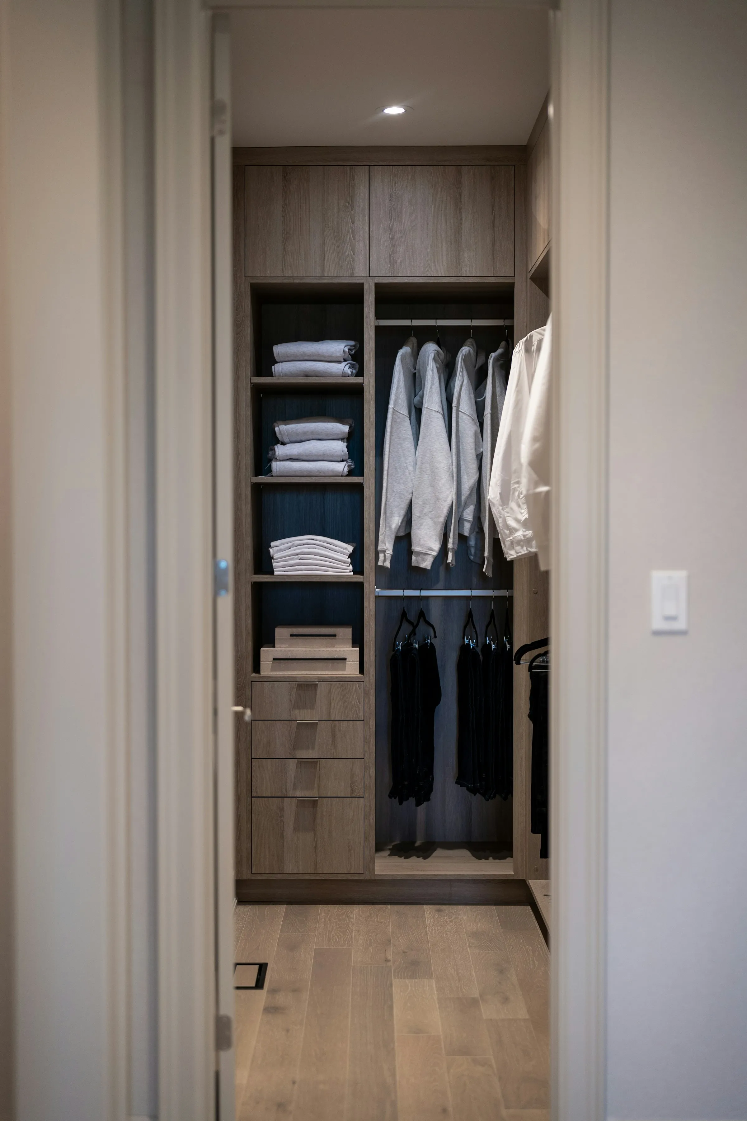 Referensi walk-in closet dengan panel kayu
