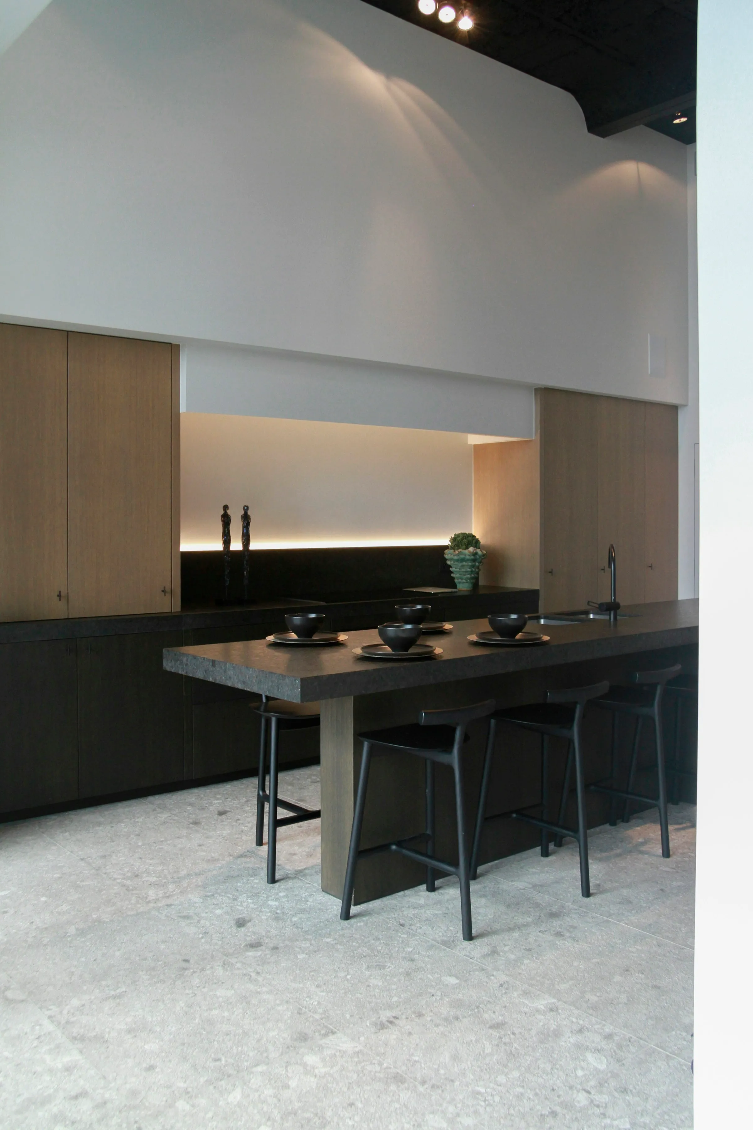 Referensi kitchen set kayu dengan pencahayaan LED cove