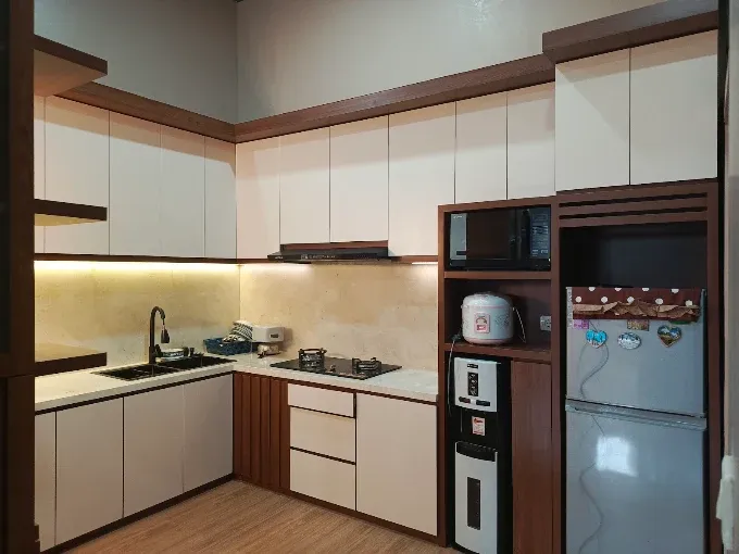 Kitchen set dua warna cream dan kayu walnut dengan backsplash marmer